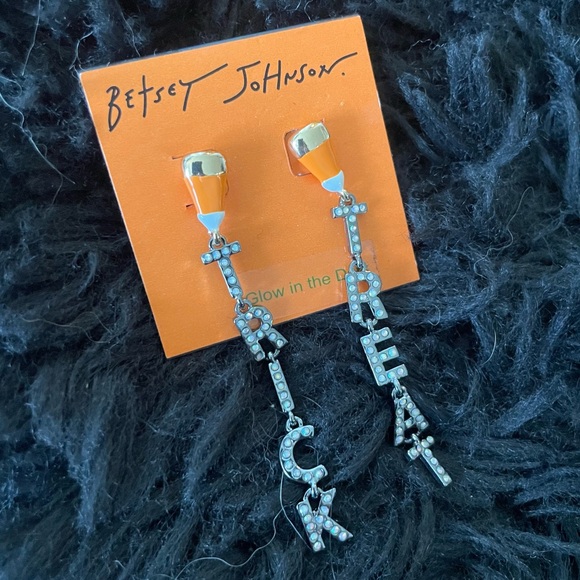 BETSEY JOHNSON Halloween GHOUL FRIENDS TRICK OR TREAT MISMATCH EARRINGS NWT - Picture 8 of 9